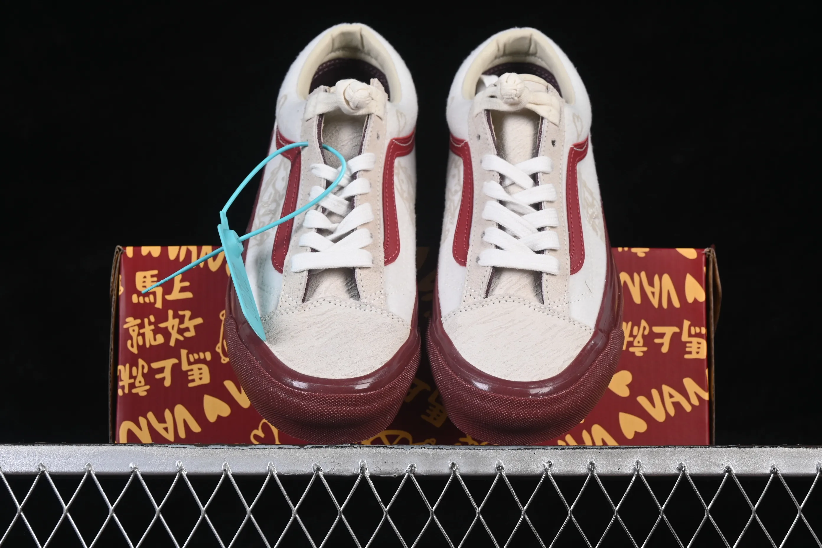 All categories Vans Vans series Vans Low Vans low-top Vans Old Skool Year of the Horse limited edition Immediate success Low-top casual sneakers VN000EJUHRW